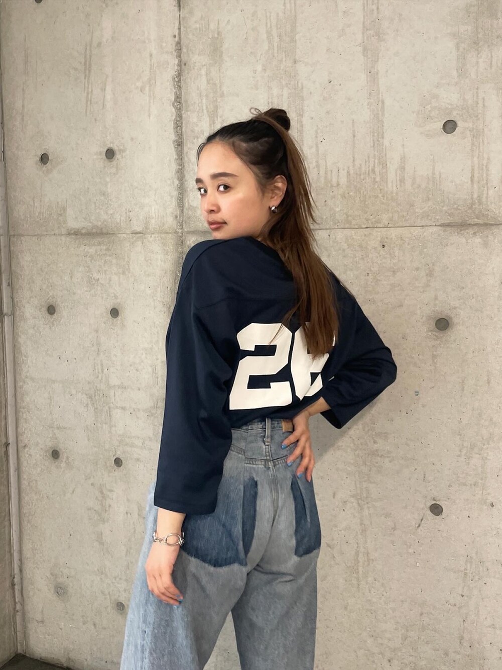 ブルー系のデニムパンツ、ブルー系のTシャツ/カットソーを着用したレディースの春コーディネートの2枚目の写真