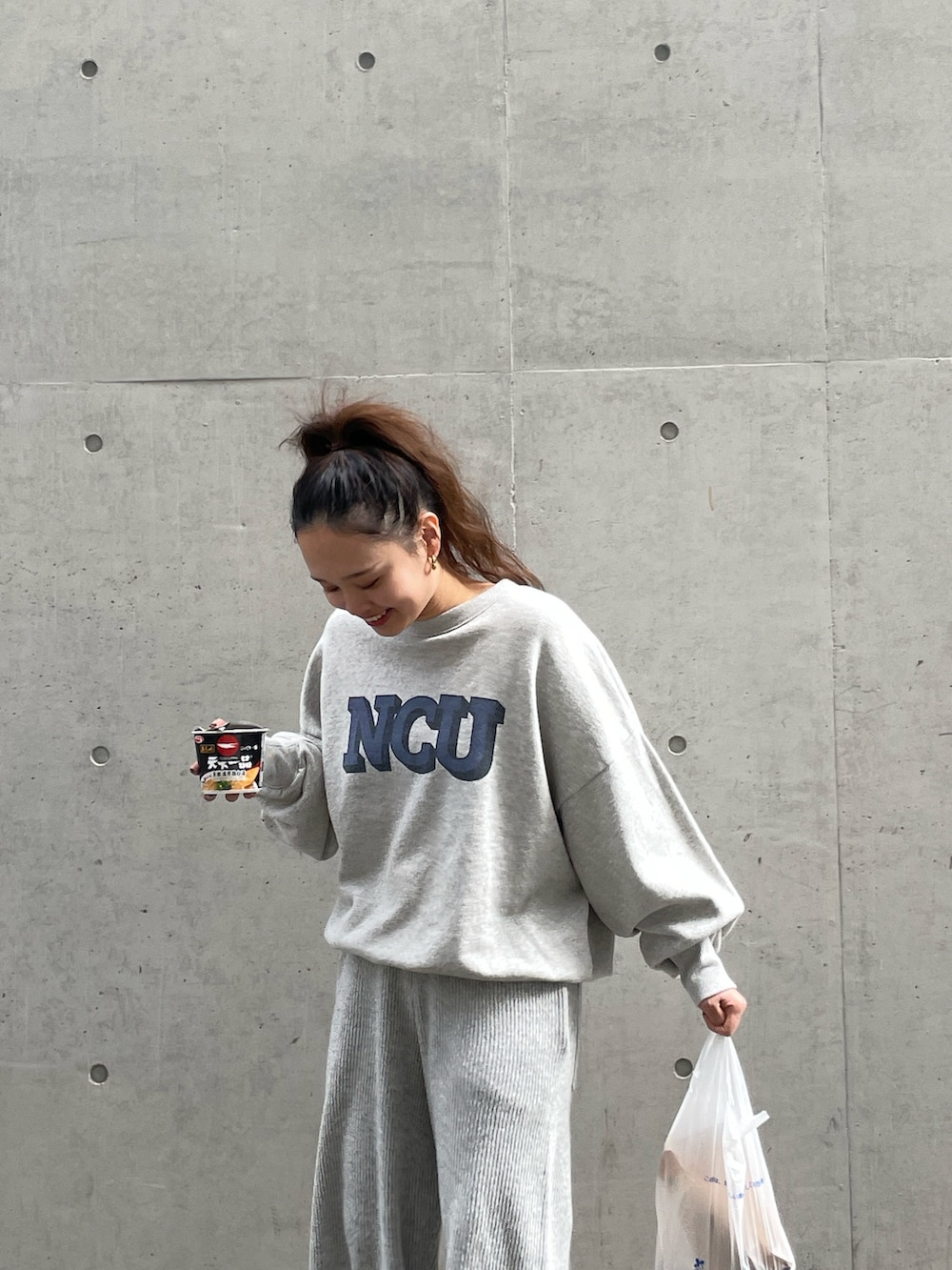 グレー系のその他パンツ、グレー系のスウェットを着用したレディースの冬コーディネートの4枚目の写真