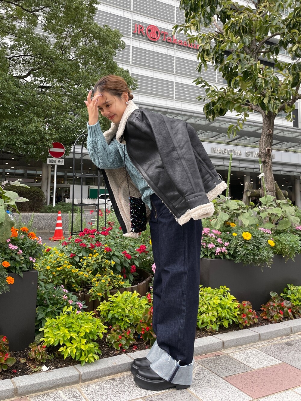 ブルー系のニット/セーター、ブルー系のデニムパンツ、その他のショルダーバッグを着用したレディースの秋コーディネートの5枚目の写真