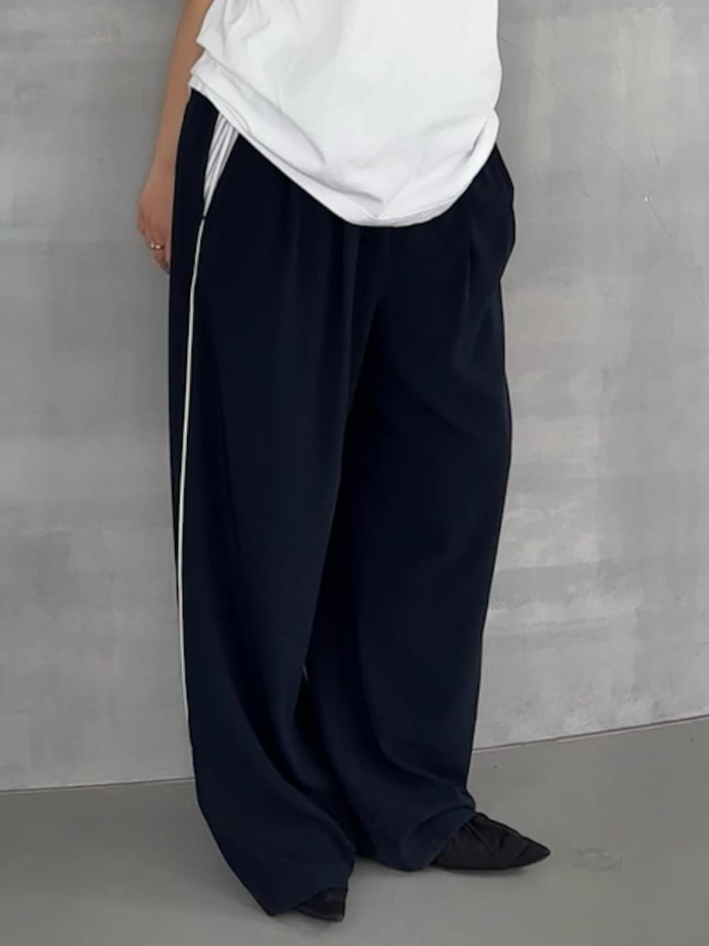 ブルー系のその他パンツ、ホワイト系のTシャツ/カットソーを着用したレディースの春コーディネートの3枚目の写真