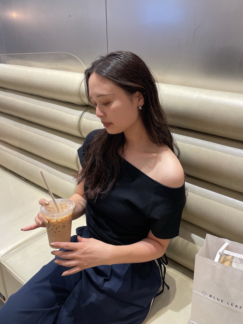 ブルー系のその他パンツ、ブラック系のTシャツ/カットソーを着用したレディースの夏コーディネートの4枚目の写真