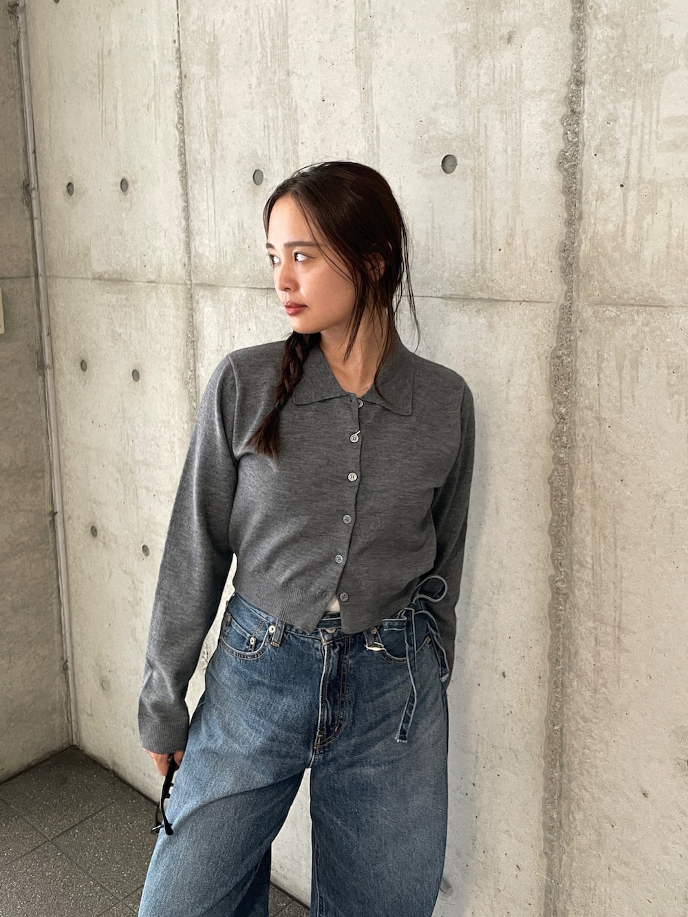 グレー系のカーディガン/ボレロ、ブルー系のデニムパンツを着用したレディースの秋コーディネートの2枚目の写真