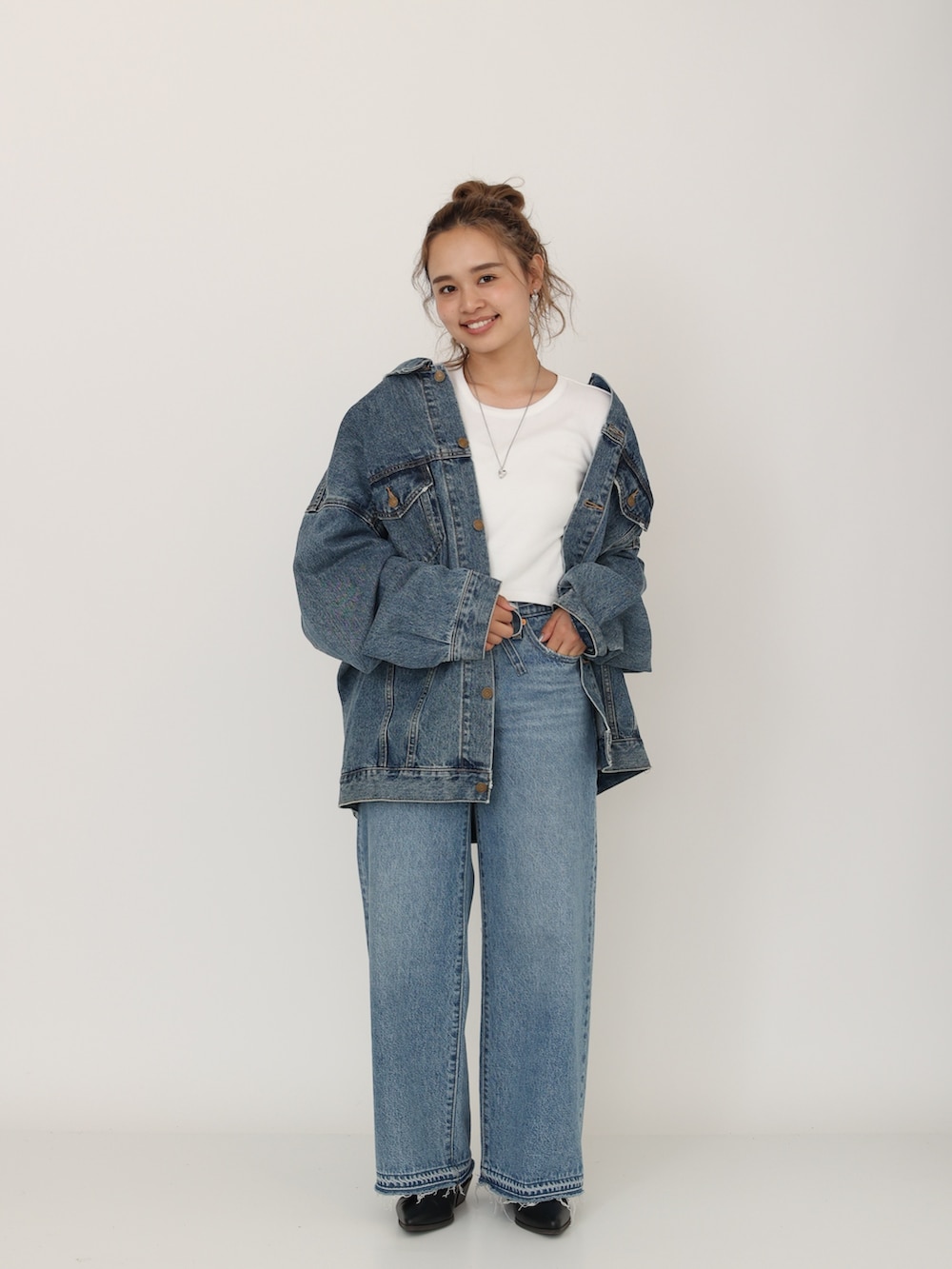 ブルー系のデニムパンツ、ブルー系のデニムジャケット、ホワイト系のTシャツ/カットソーを着用したレディースの夏コーディネートの4枚目の写真