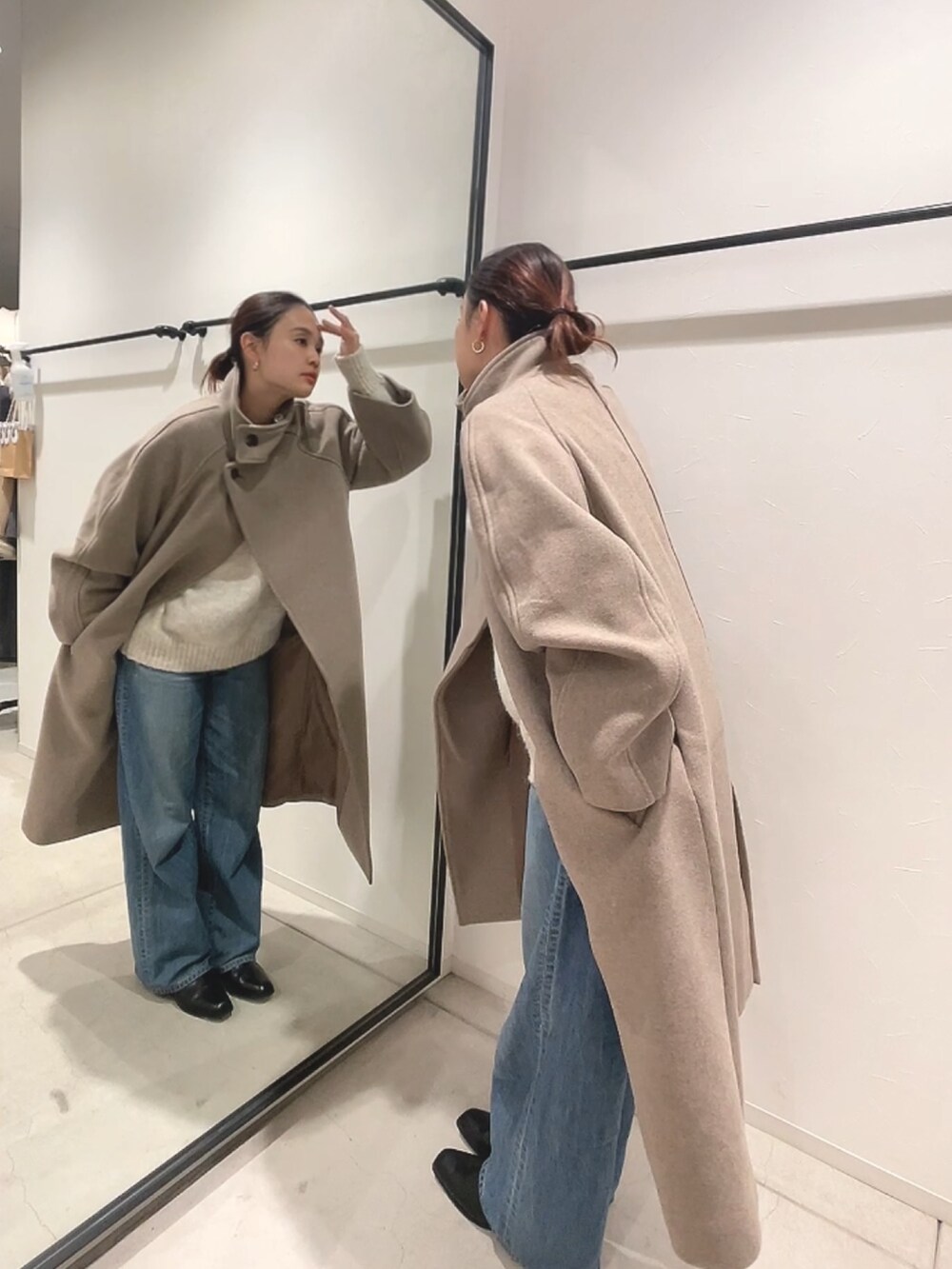 その他のその他アウター、ホワイト系のニット/セーター、ブルー系のデニムパンツを着用したレディースの冬コーディネートの2枚目の写真