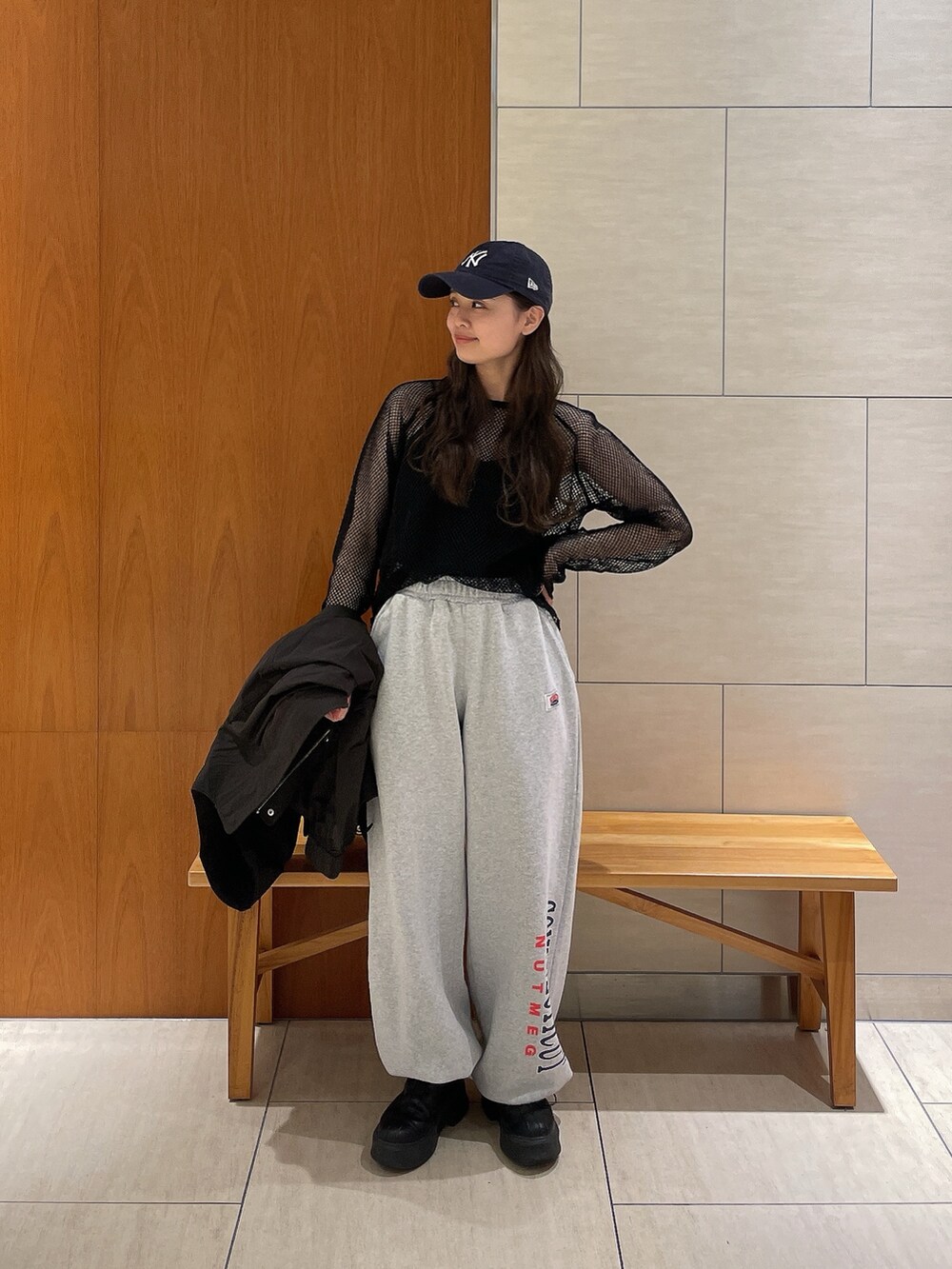 ブラック系のTシャツ/カットソー、グレー系のスウェットパンツ、ブラック系のキャミソールを着用したレディースの春コーディネートの2枚目の写真