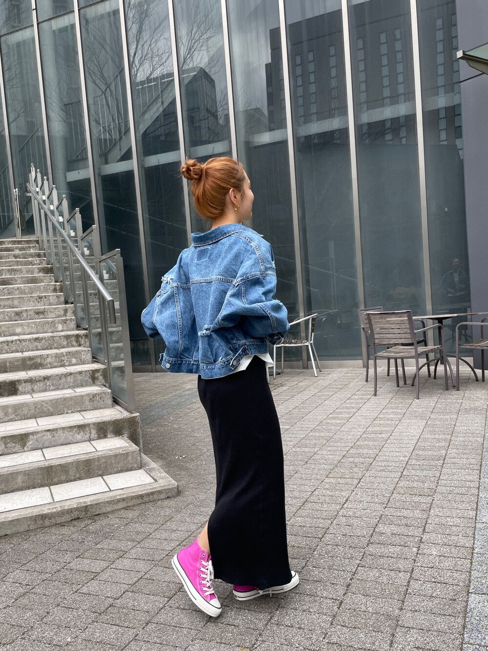 ブルー系のデニムジャケット、ブラウン系のワンピース、ホワイト系のTシャツ/カットソーを着用したレディースの春コーディネートの7枚目の写真