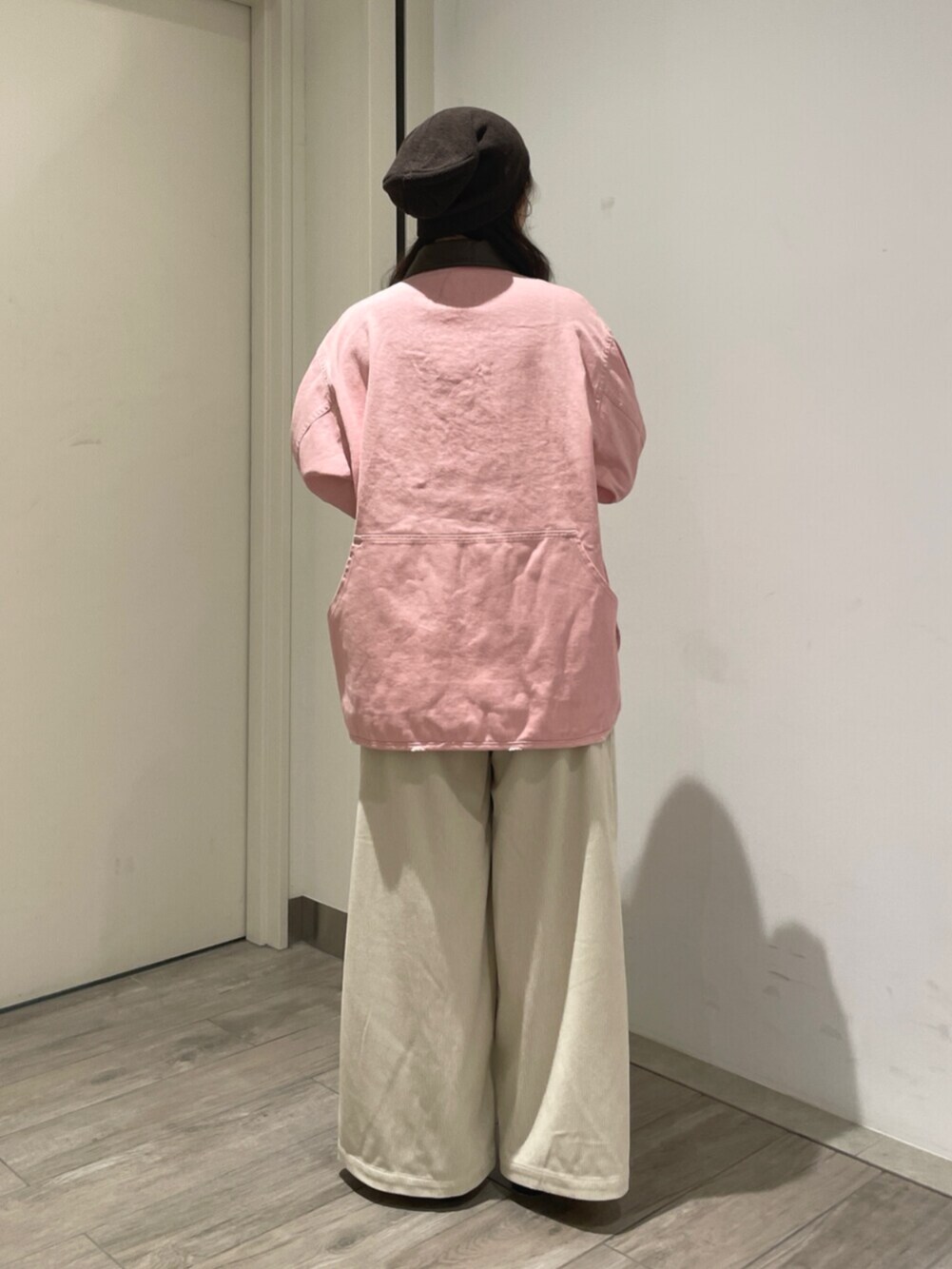 ブラック系のブーツ、ピンク系のブルゾン、ホワイト系のその他パンツを着用したレディースの夏コーディネートの3枚目の写真