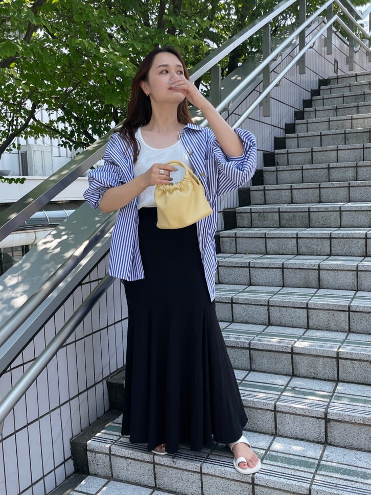 ブルー系のシャツ/ブラウス、ホワイト系のタンクトップ、ホワイト系のサンダルを着用したレディースの夏コーディネートの4枚目の写真