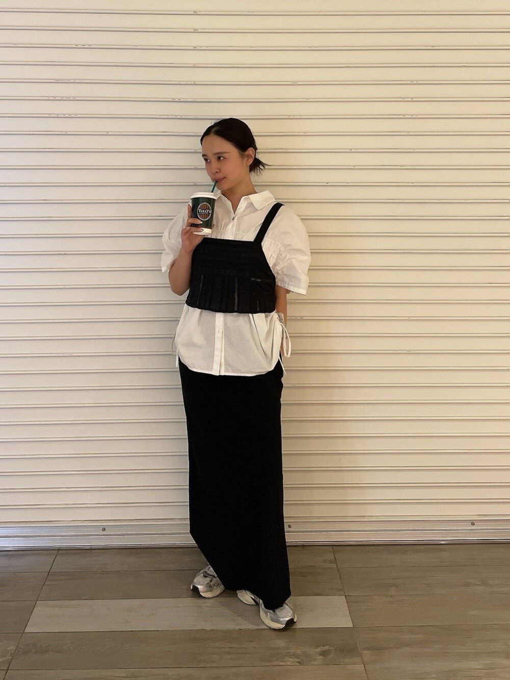 ブラック系のスカート、ホワイト系のシャツ/ブラウス、ブラック系のキャミソールを着用したレディースの夏コーディネートの3枚目の写真