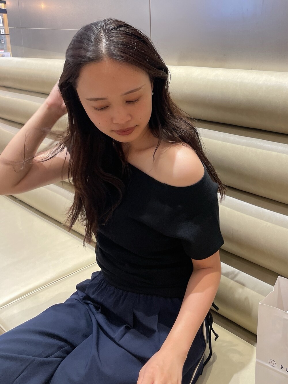 ブルー系のその他パンツ、ブラック系のTシャツ/カットソーを着用したレディースの夏コーディネートの3枚目の写真