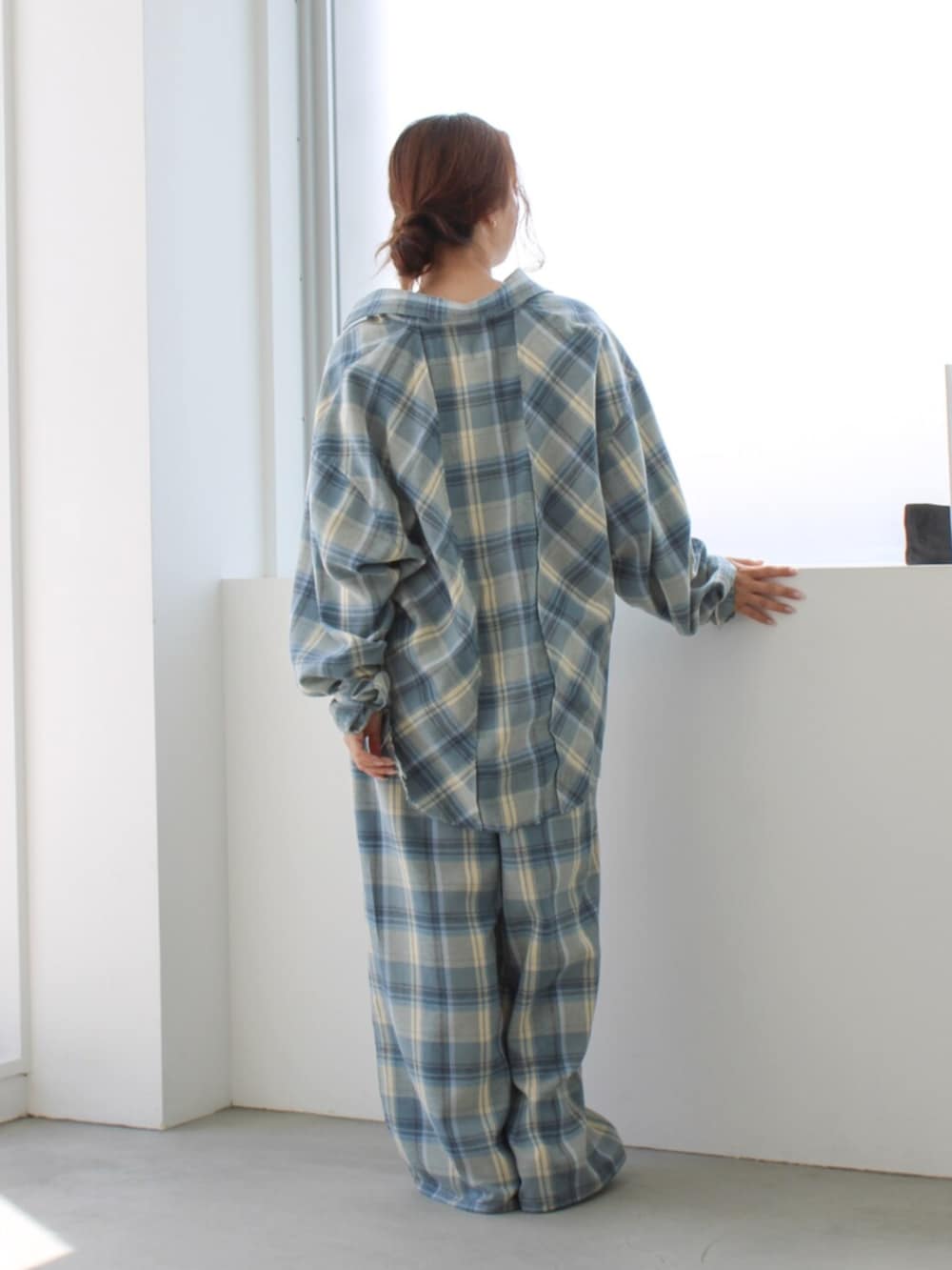 ブルー系のシャツ/ブラウス、ブルー系のその他パンツ、ホワイト系のキャミソールを着用したレディースの夏コーディネートの3枚目の写真