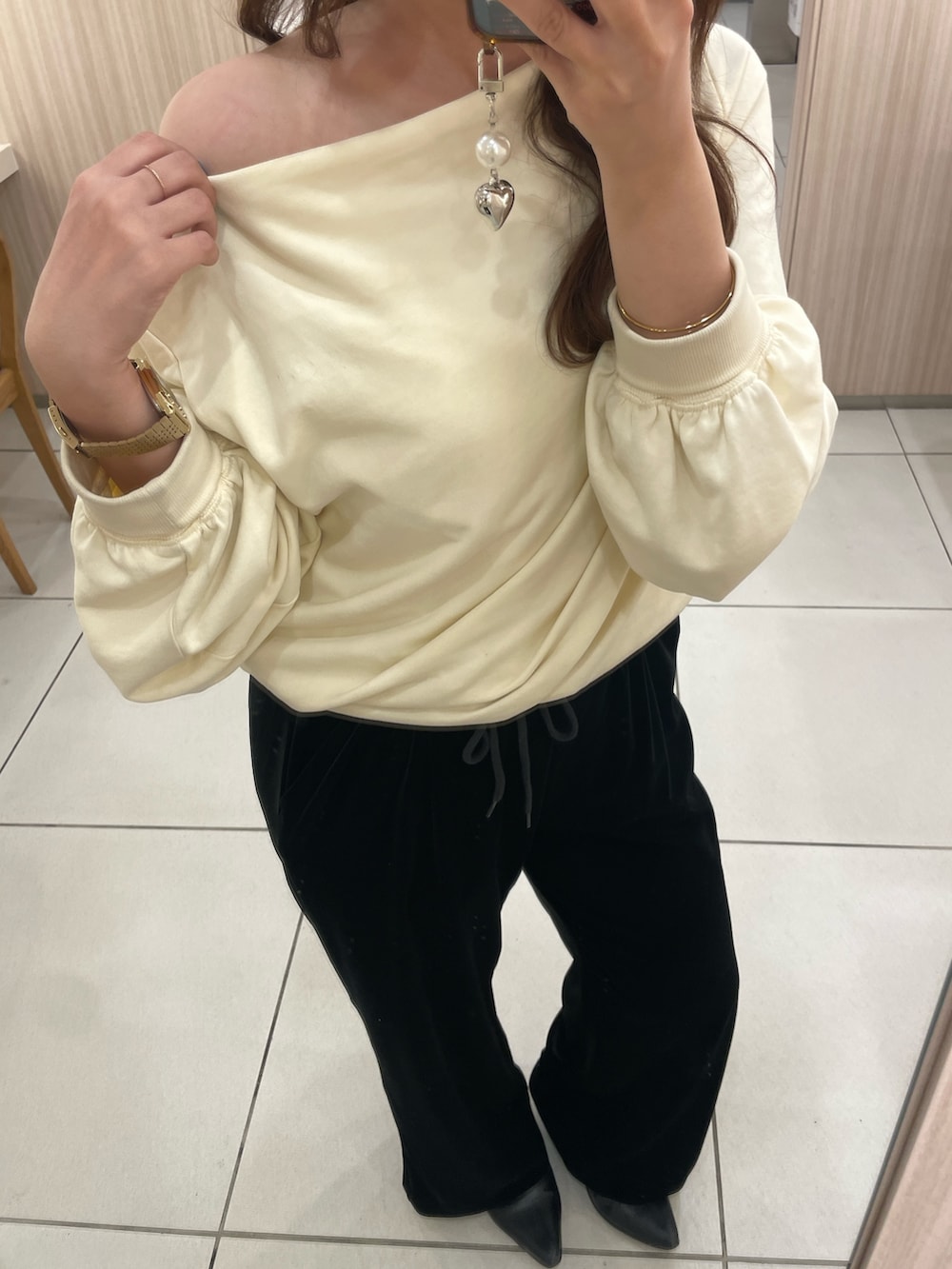 ホワイト系のTシャツ/カットソーを着用したレディースの冬コーディネートの2枚目の写真