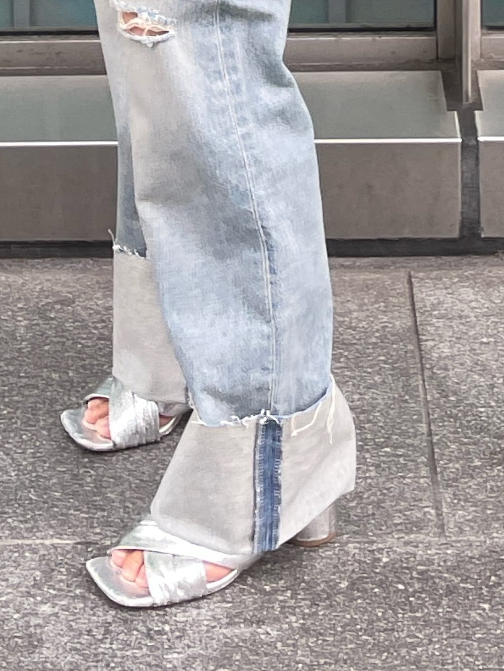 シルバー系のサンダル、ブルー系のデニムパンツ、ホワイト系のシャツ/ブラウスを着用したレディースの夏コーディネートの7枚目の写真