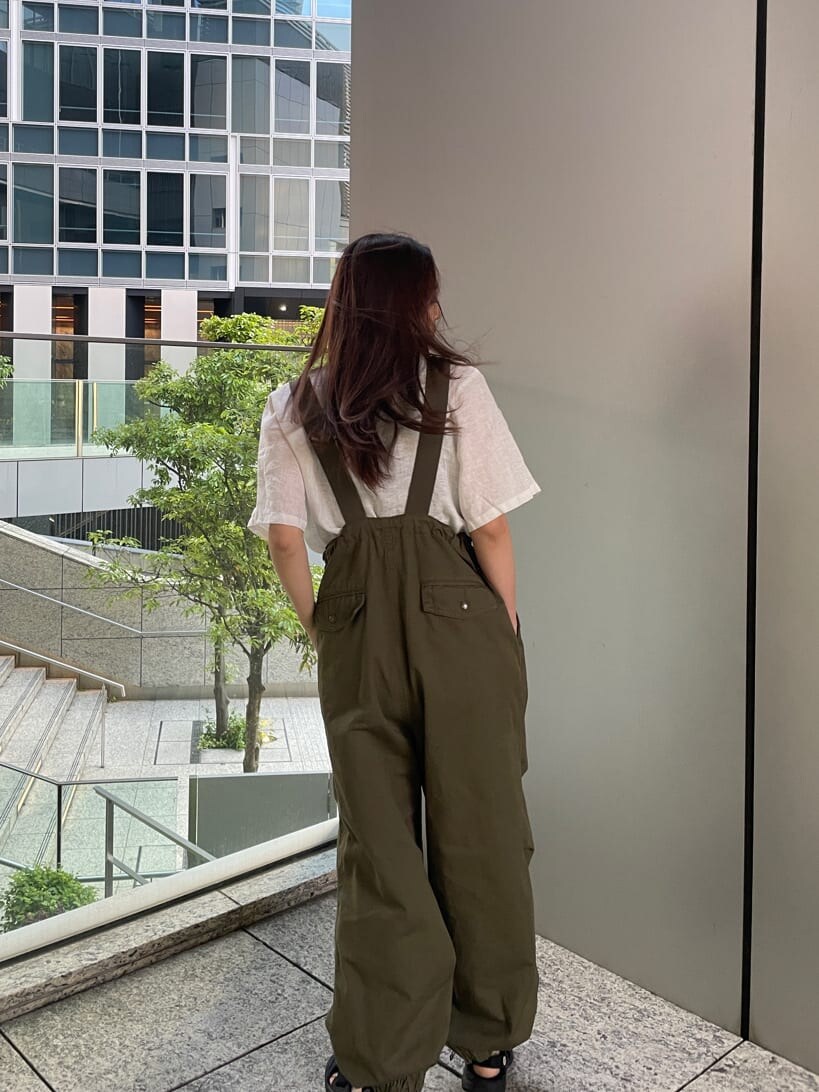 ベージュ系のサロペット/オーバーオール、ホワイト系のシャツ/ブラウスを着用したレディースの春コーディネートの3枚目の写真