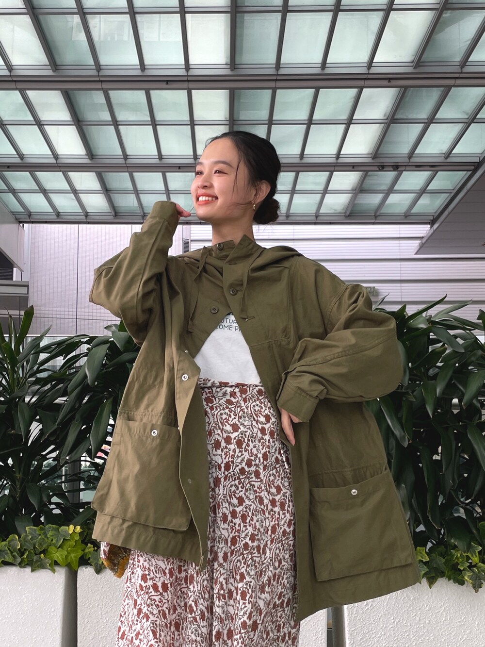 グリーン系のブルゾン、ホワイト系のTシャツ/カットソー、ホワイト系のワンピースを着用したレディースの冬コーディネートの4枚目の写真