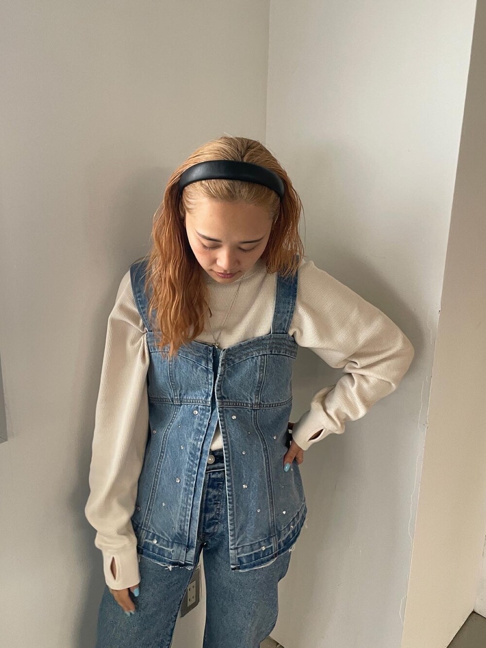 ブルー系のタンクトップ、ホワイト系のTシャツ/カットソー、ブルー系のデニムパンツを着用したレディースの夏コーディネートの7枚目の写真
