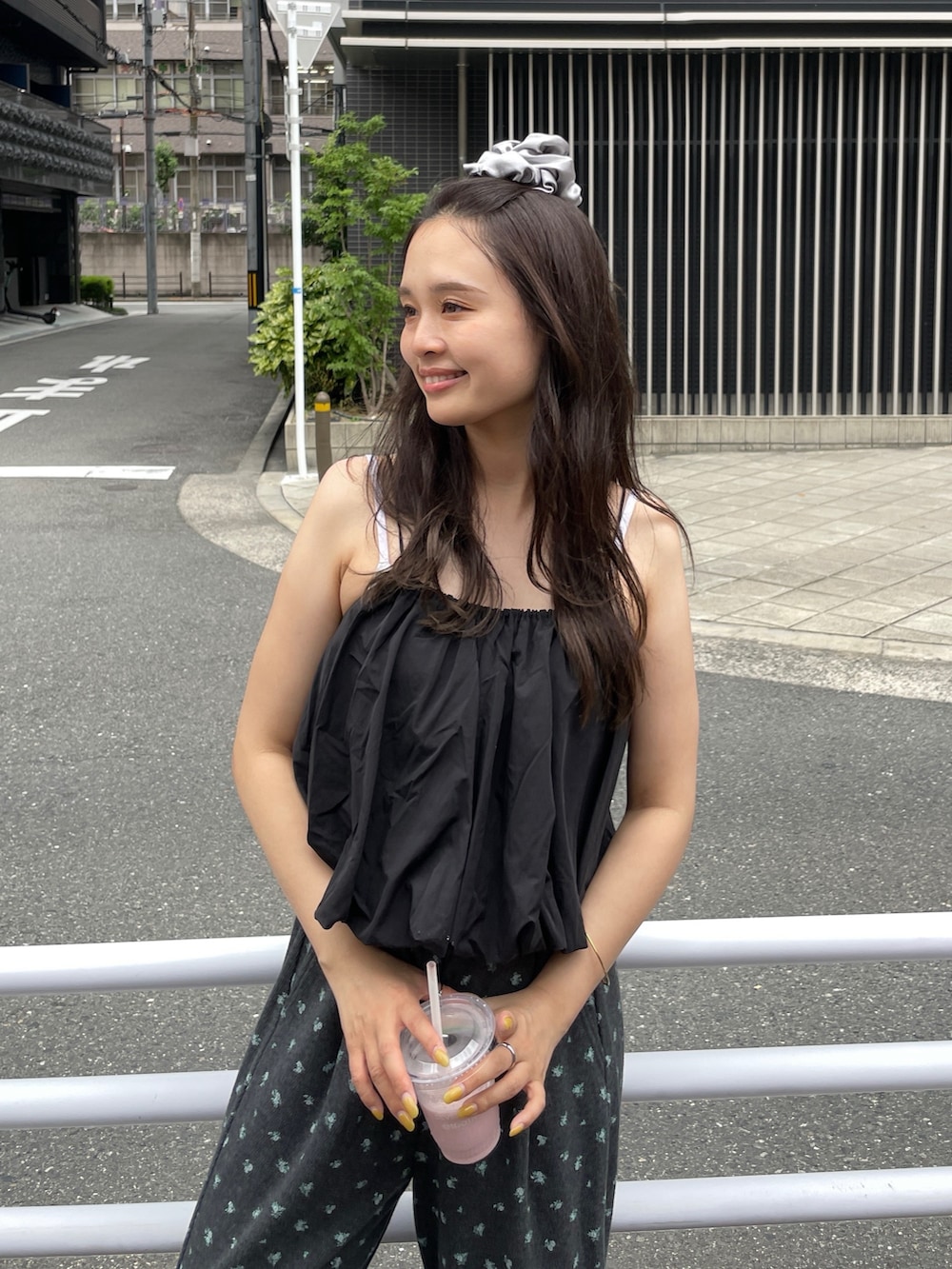グレー系のその他パンツ、ブラック系のキャミソールを着用したレディースの夏コーディネートの3枚目の写真