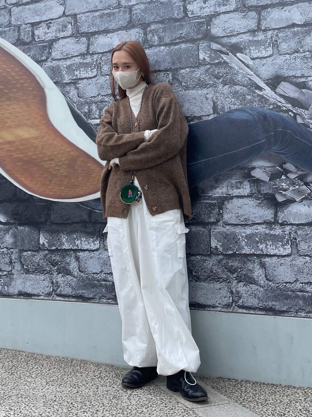 ホワイト系のカーゴパンツ、ブラウン系のカーディガン/ボレロを着用したレディースの冬コーディネートの2枚目の写真