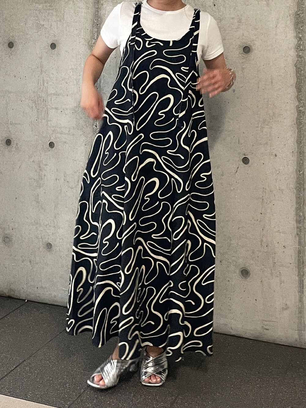 ホワイト系のTシャツ/カットソー、その他のワンピース、ホワイト系のキャップを着用したレディースの夏コーディネートの3枚目の写真