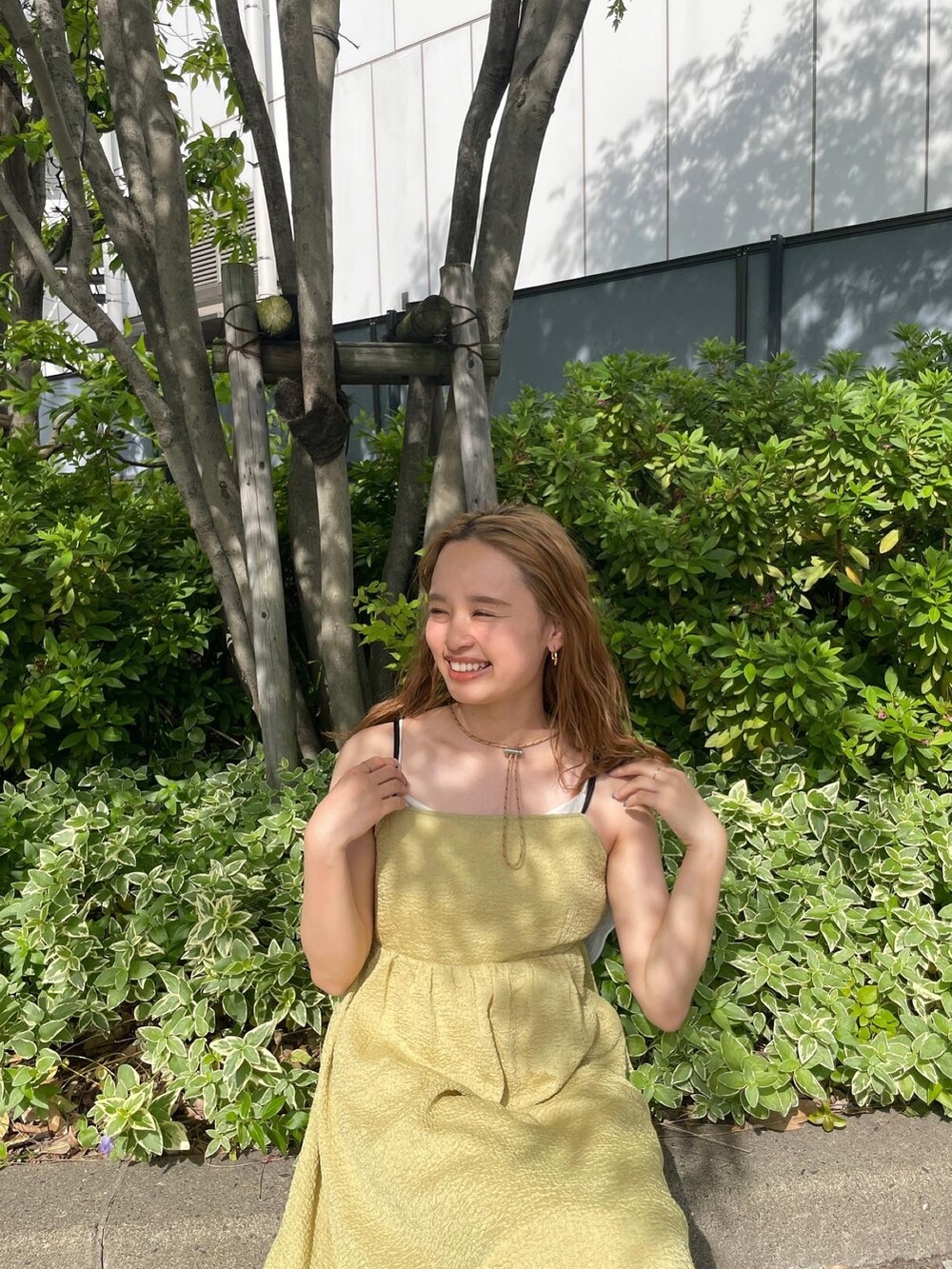 グリーン系のワンピース、ブルー系のデニムパンツ、グリーン系のシャツ/ブラウスを着用したレディースの春コーディネートの4枚目の写真