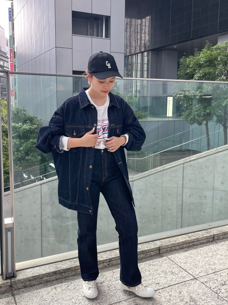 ブルー系のデニムジャケット、ブルー系のデニムパンツ、ホワイト系のTシャツ/カットソーを着用したレディースの夏コーディネートの2枚目の写真