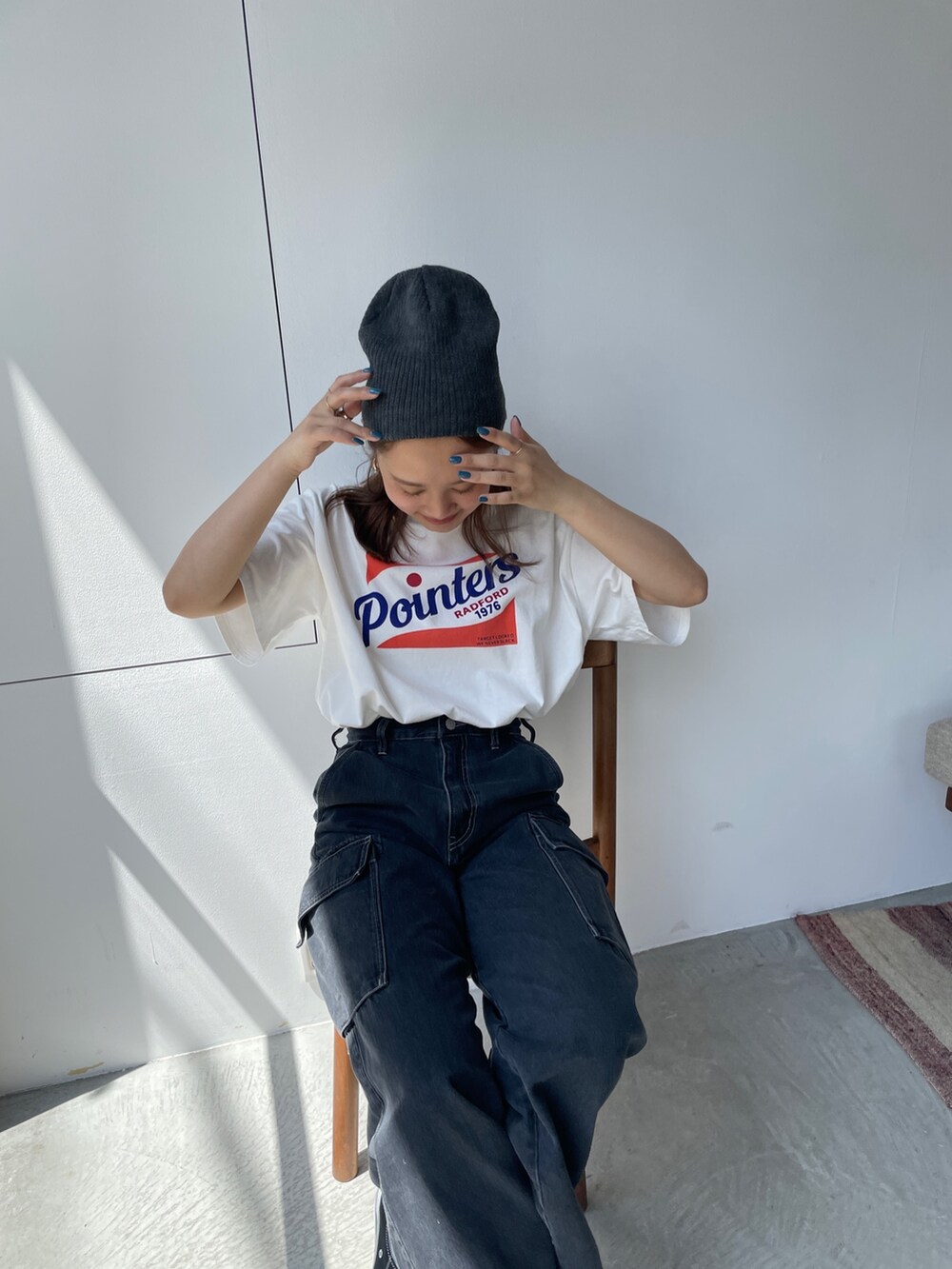 ホワイト系のTシャツ/カットソー、ブラック系のデニムパンツ、ブラック系のニットキャップ/ビーニーを着用したレディースの夏コーディネートの3枚目の写真