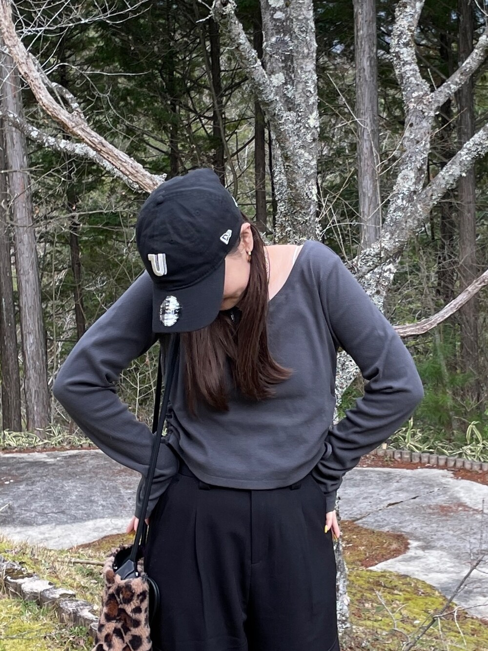 グレー系のTシャツ/カットソー、シルバー系のネックレス、ブラック系のキャップを着用したレディースの春コーディネートの3枚目の写真