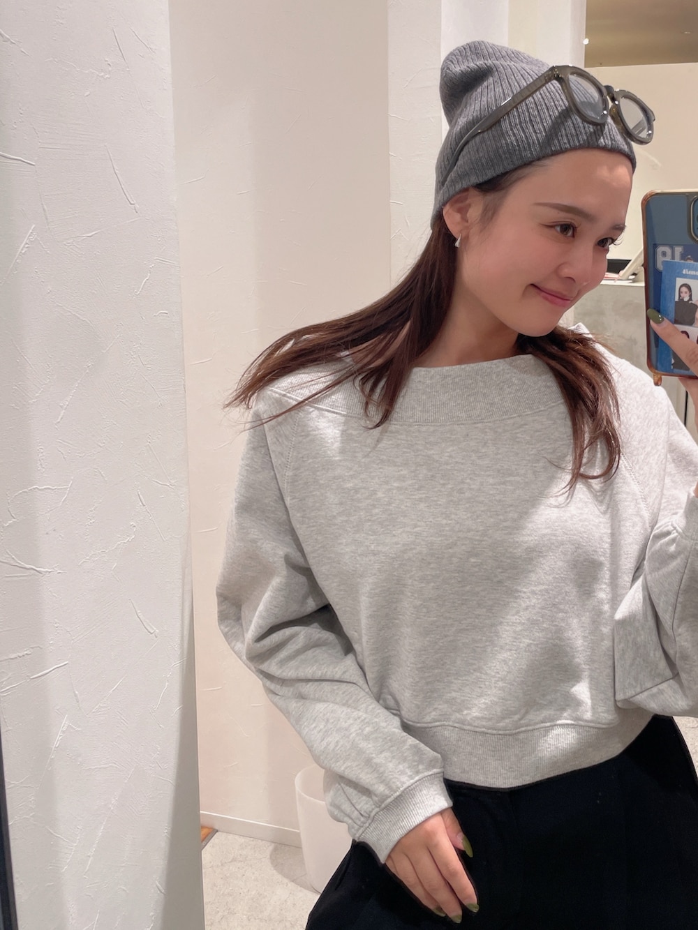 グレー系のスウェット、グレー系のニットキャップ/ビーニーを着用したレディースの秋コーディネートの4枚目の写真