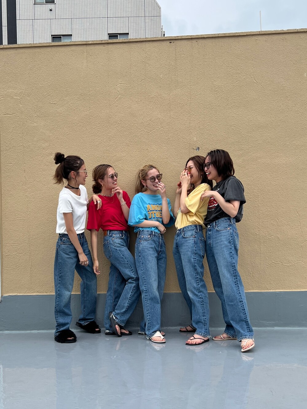 ブルー系のデニムパンツ、ブルー系のデニムパンツ、ブルー系のTシャツ/カットソーを着用したレディースの夏コーディネートの3枚目の写真