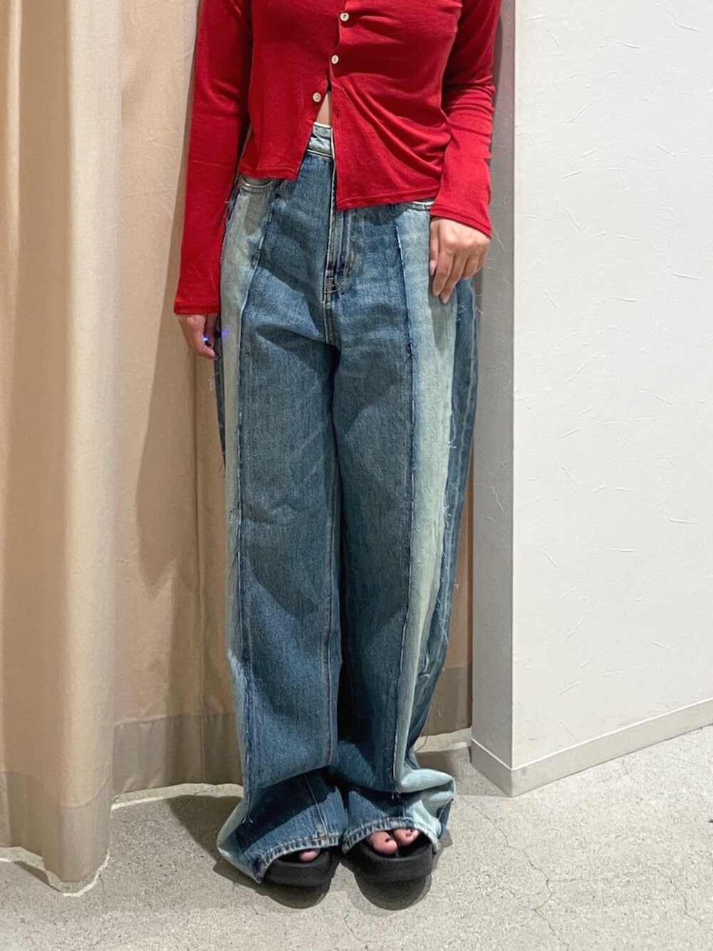 レッド系のカーディガン/ボレロ、ブルー系のデニムパンツ、ブラック系のメガネを着用したレディースの夏コーディネートの4枚目の写真