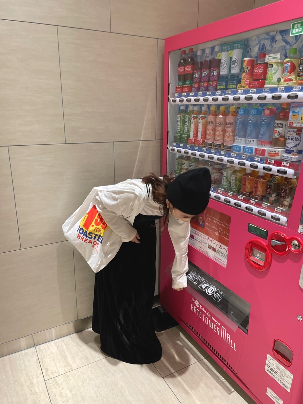 ホワイト系のTシャツ/カットソー、ブラック系のワンピース、ホワイト系のエコバッグ/サブバッグを着用したレディースの冬コーディネートの3枚目の写真