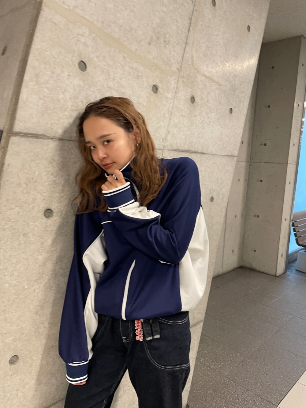 ブルー系のブルゾンを着用したレディースの秋コーディネートの2枚目の写真