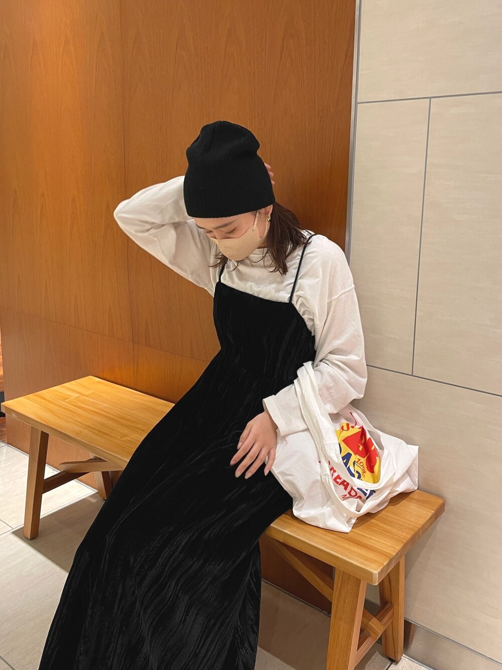 ホワイト系のTシャツ/カットソー、ブラック系のワンピース、ホワイト系のエコバッグ/サブバッグを着用したレディースの冬コーディネートの5枚目の写真