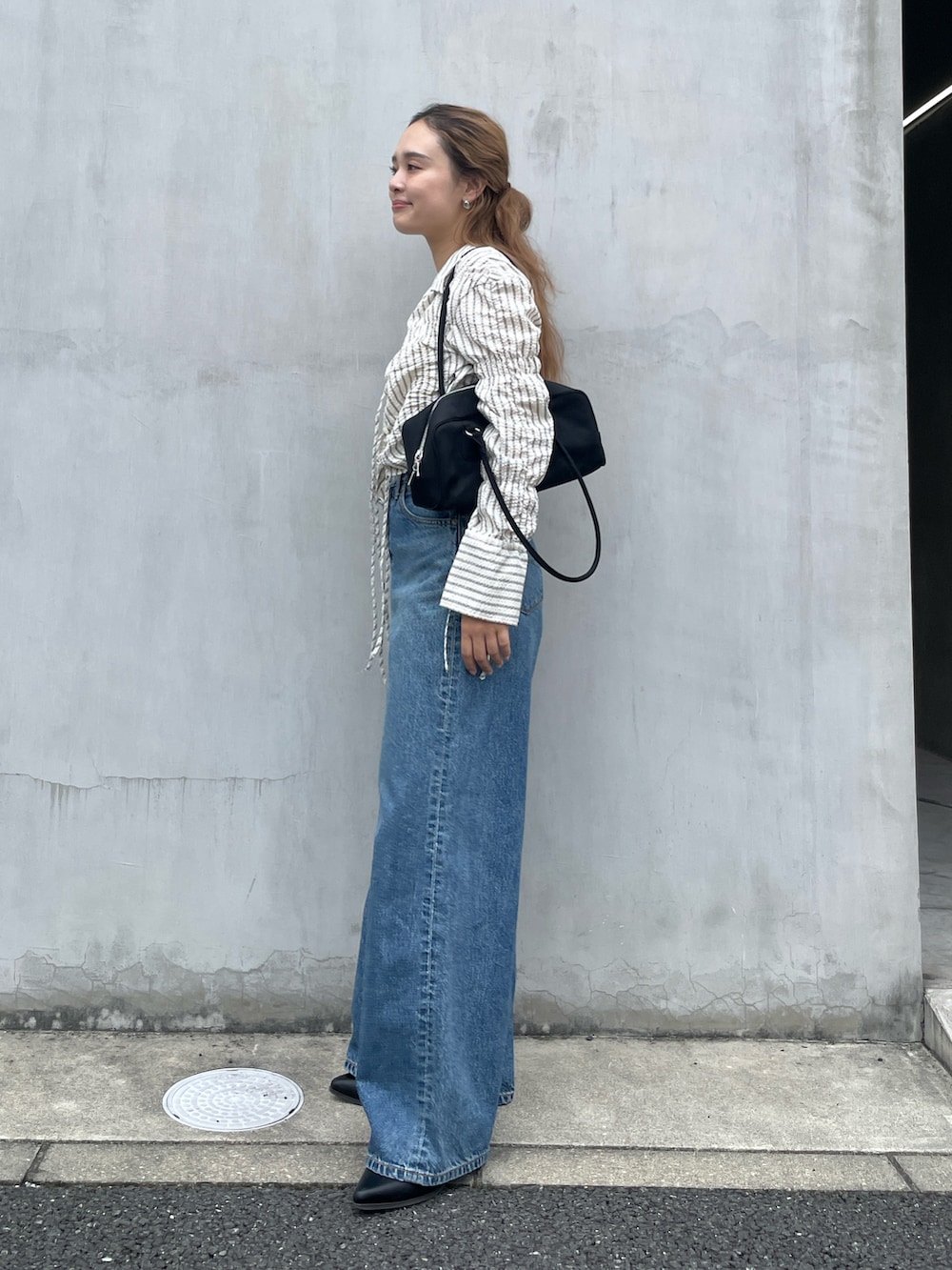 その他のシャツ/ブラウス、ブルー系のデニムパンツを着用したレディースの秋コーディネートの3枚目の写真