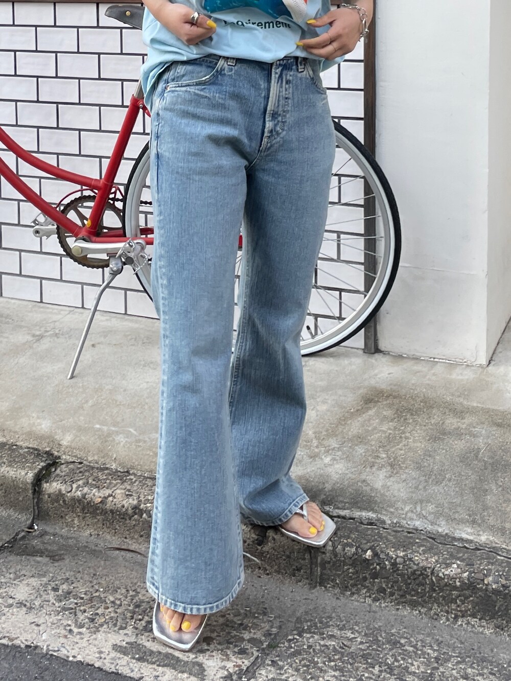 ブルー系のTシャツ/カットソー、ブルー系のデニムパンツ、シルバー系のサンダルを着用したレディースの春コーディネートの4枚目の写真