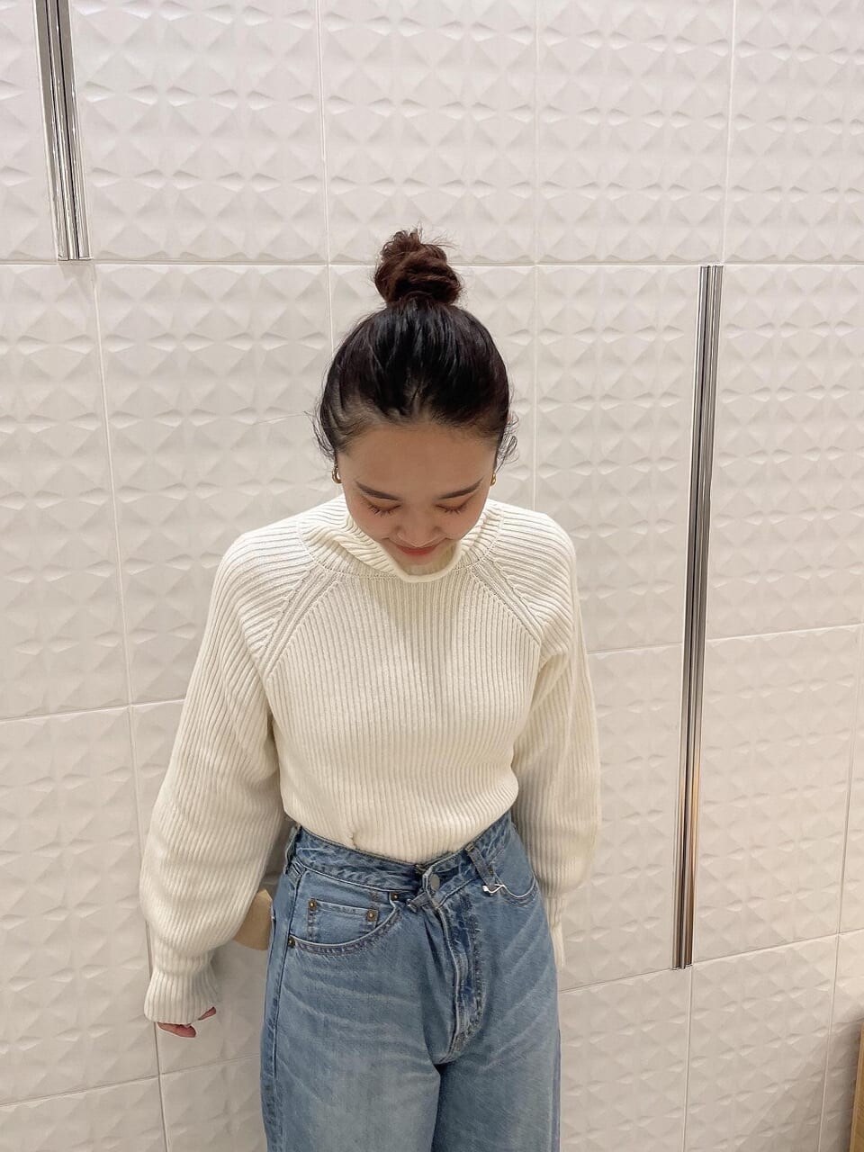 ブルー系のデニムパンツ、ホワイト系のTシャツ/カットソー、ホワイト系のワンピースを着用したレディースの秋コーディネートの4枚目の写真