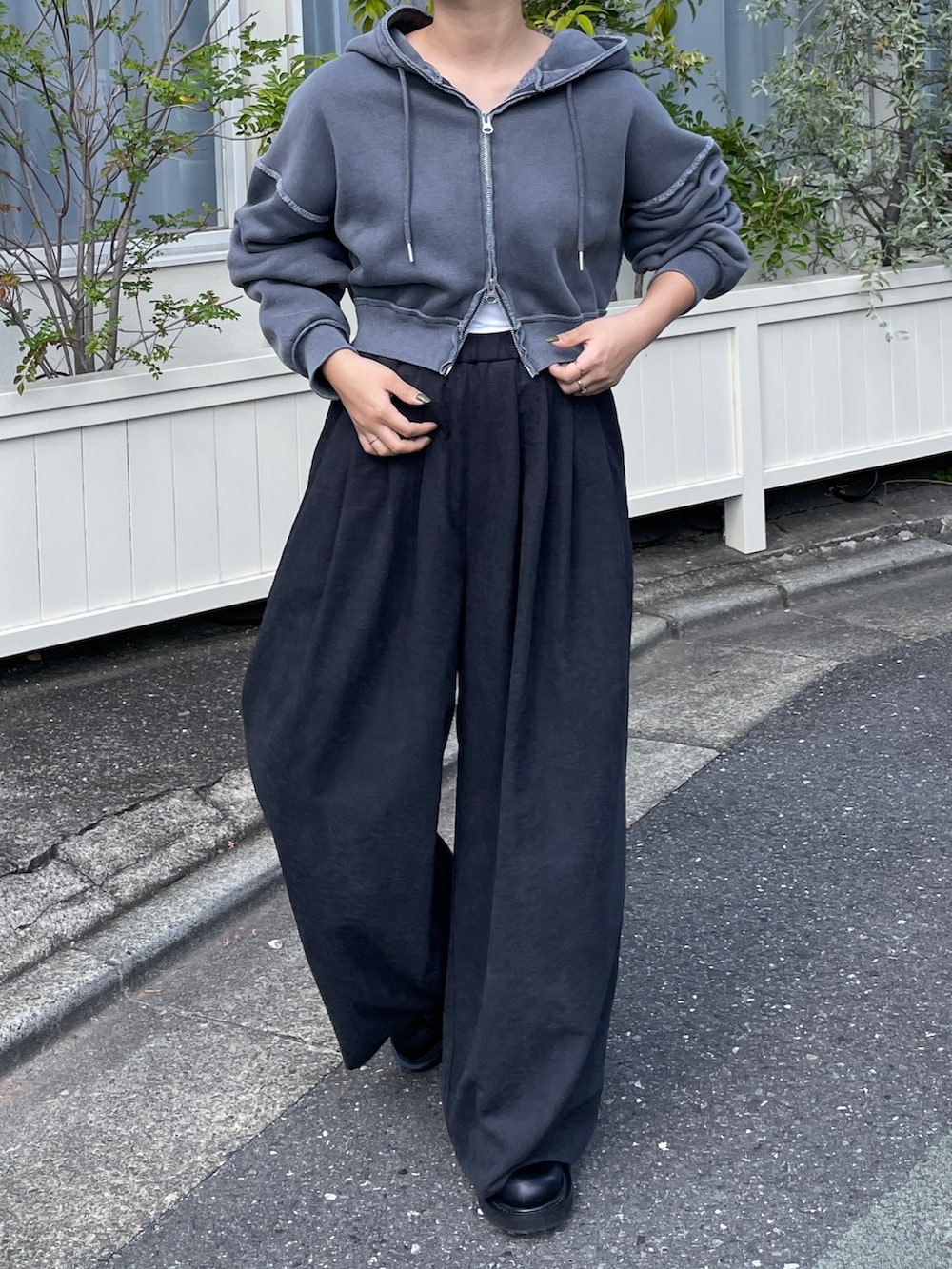 グレー系のパーカー、グレー系のその他パンツを着用したレディースの秋コーディネートの2枚目の写真