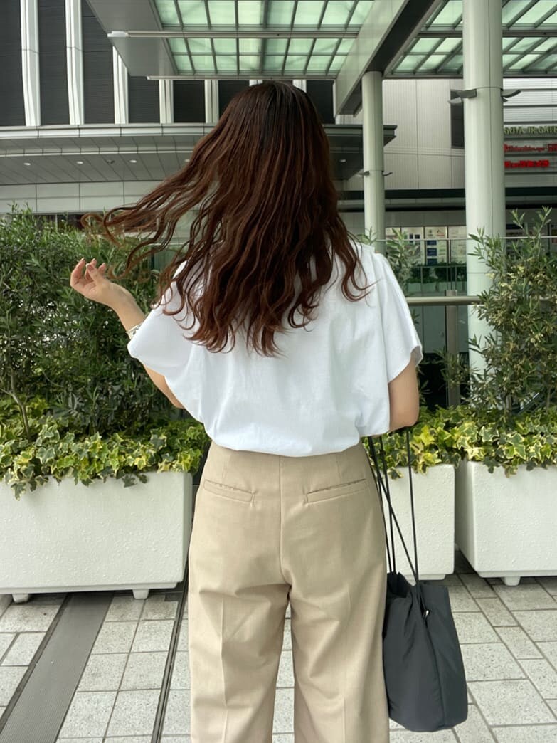 ベージュ系のその他パンツ、ホワイト系のTシャツ/カットソー、グレー系のハンドバッグを着用したレディースの春コーディネートの6枚目の写真