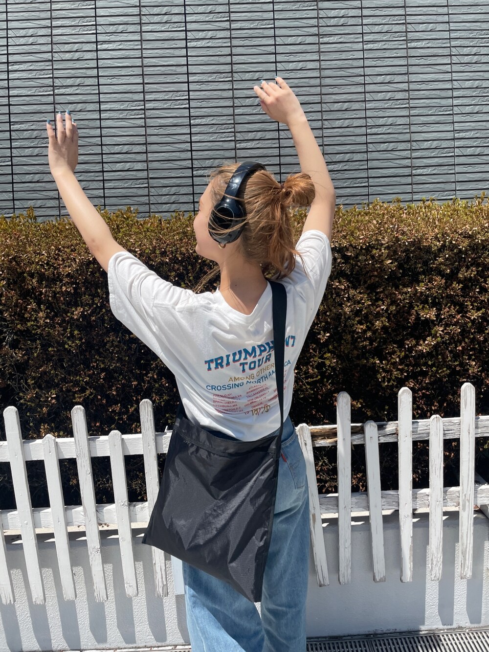 ブルー系のデニムパンツ、ホワイト系のTシャツ/カットソーを着用したレディースの春コーディネートの5枚目の写真