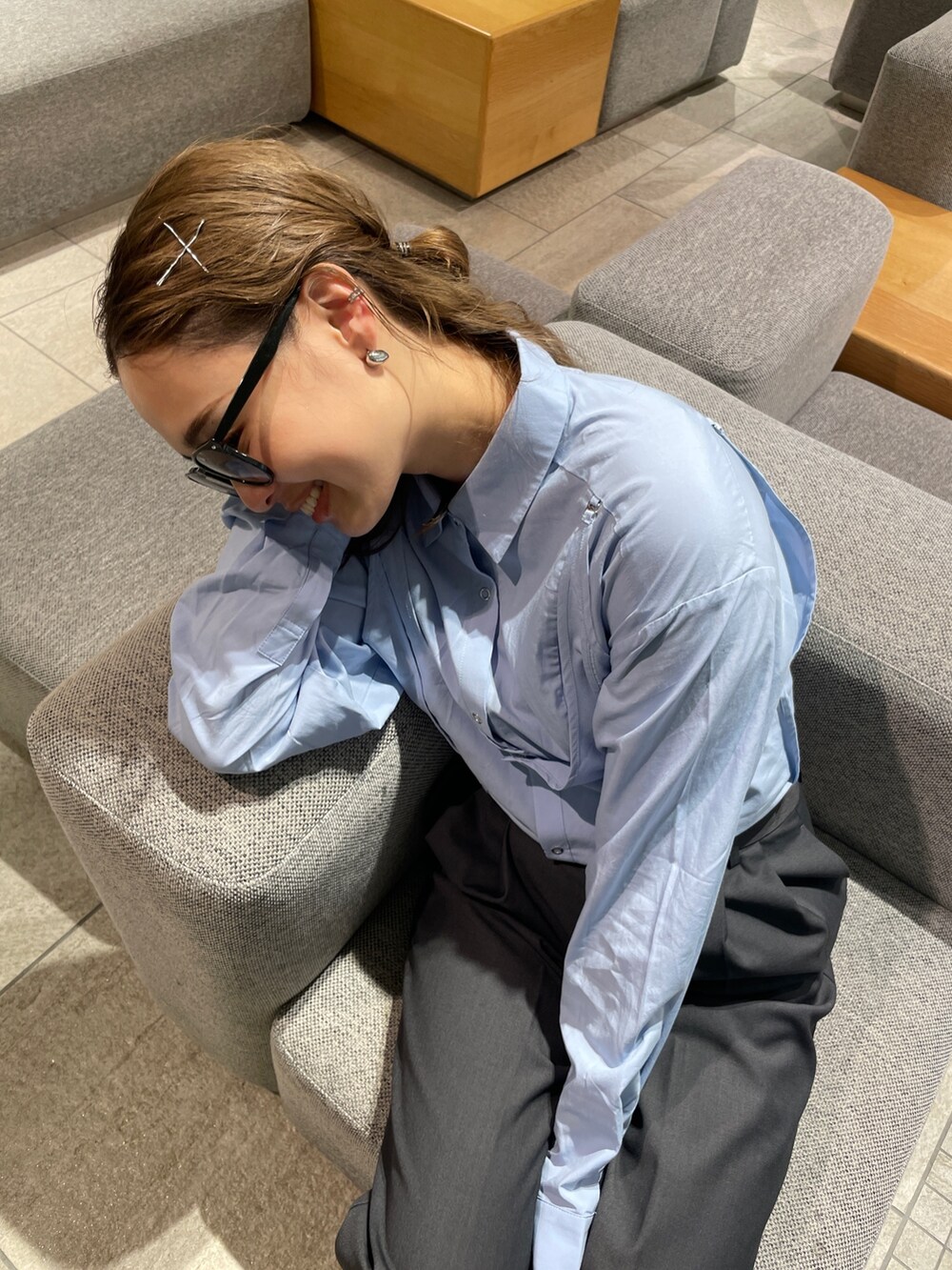 ブルー系のシャツ/ブラウス、グレー系のその他パンツを着用したレディースの秋コーディネートの3枚目の写真