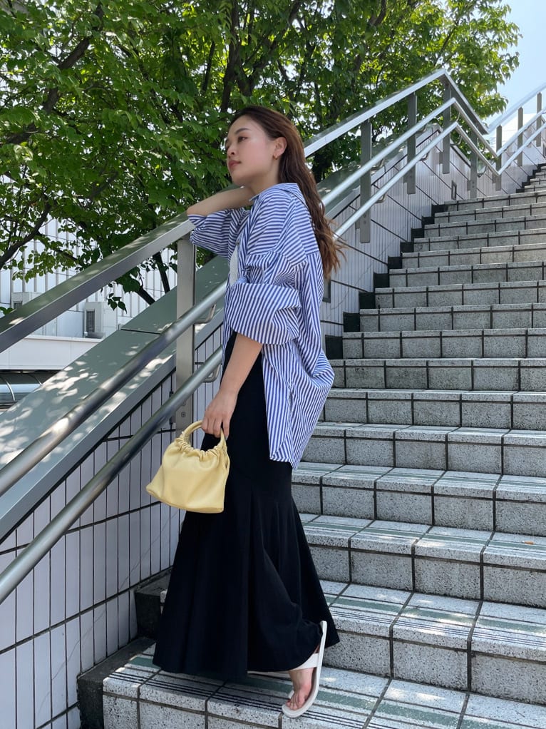 ブルー系のシャツ/ブラウス、ホワイト系のタンクトップ、ホワイト系のサンダルを着用したレディースの夏コーディネートの2枚目の写真