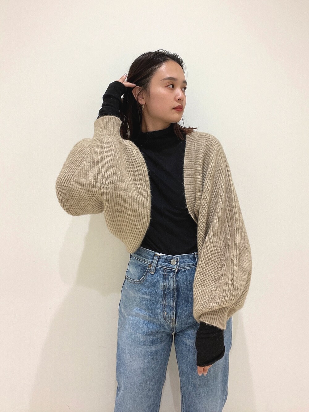 ブルー系のデニムパンツ、ブラック系のTシャツ/カットソー、グレー系のワンピースを着用したレディースの秋コーディネートの5枚目の写真