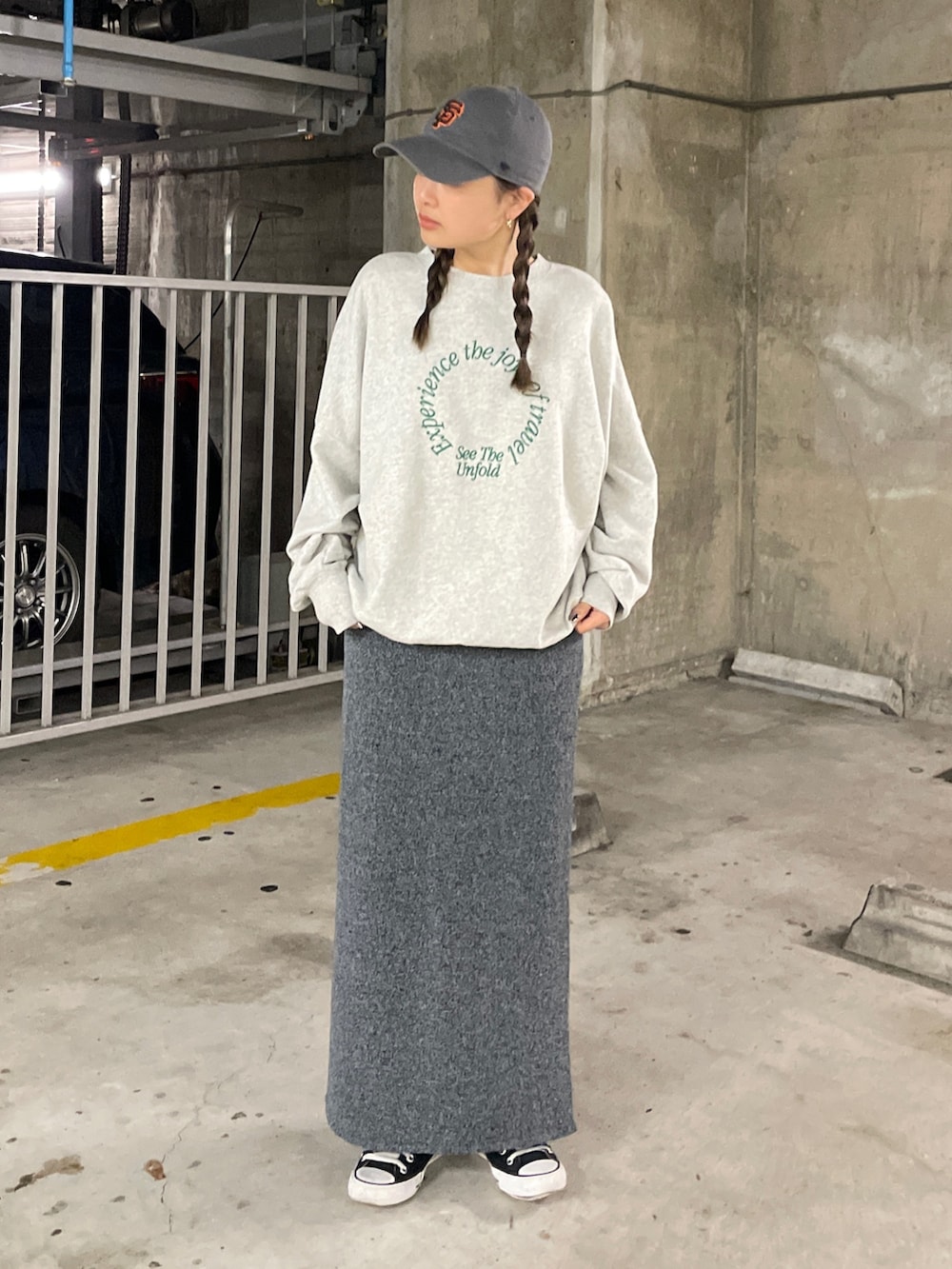 グレー系のスウェット、グレー系のスカートを着用したレディースの冬コーディネートの2枚目の写真