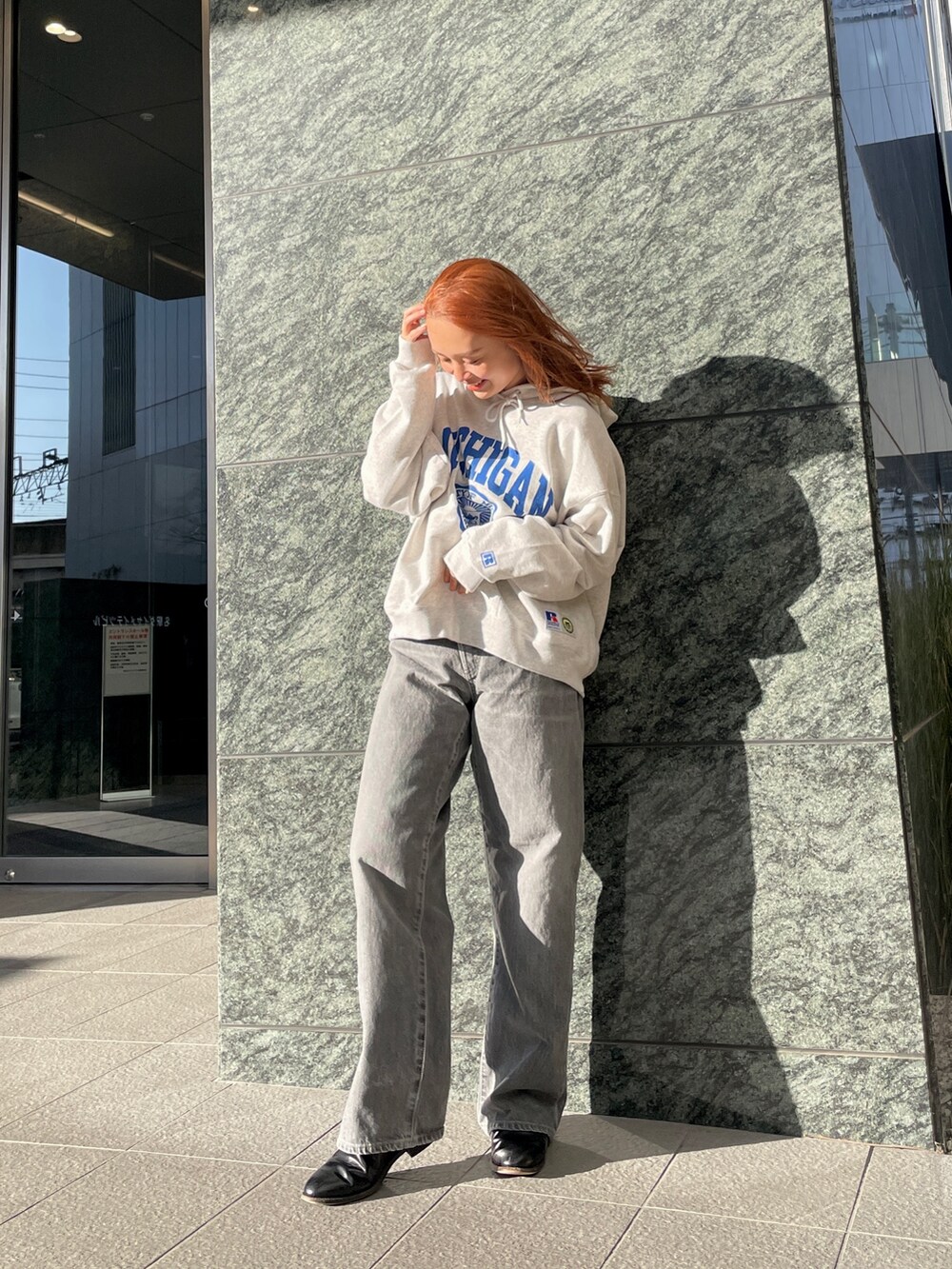 ブラック系のデニムパンツ、グレー系のパーカーを着用したレディースの冬コーディネートの7枚目の写真