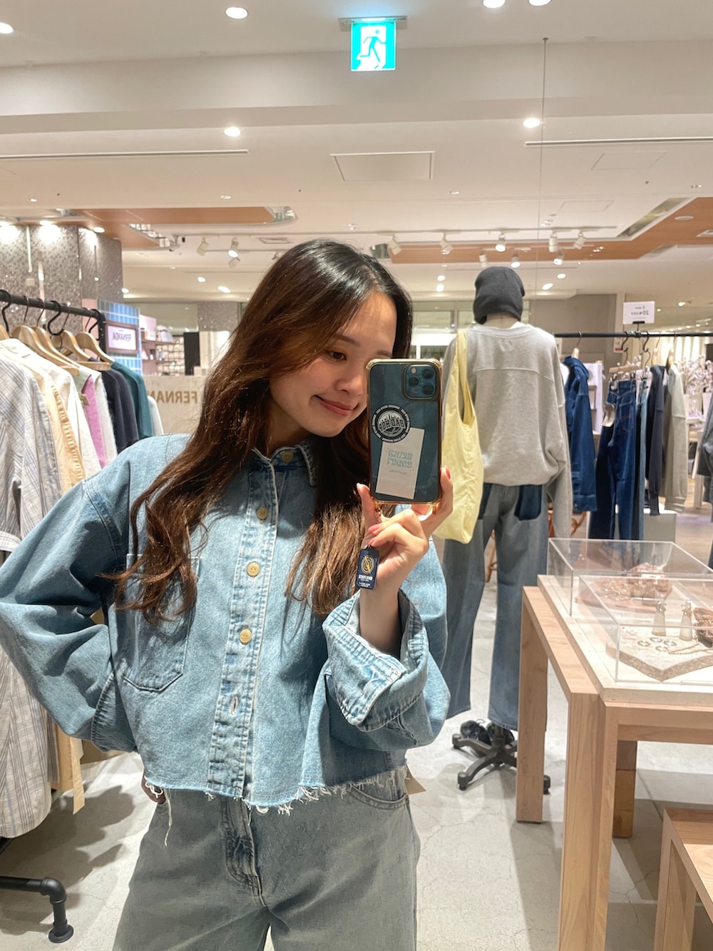 ブルー系のシャツ/ブラウス、ブルー系のデニムパンツ、ホワイト系のチノパンツを着用したレディースの冬コーディネートの3枚目の写真