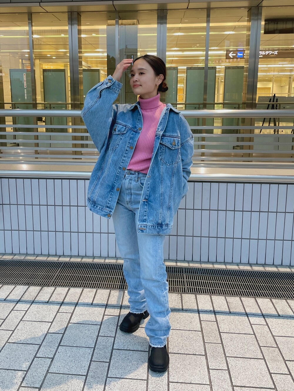 ブルー系のデニムジャケット、ピンク系のニット/セーター、ブルー系のデニムパンツを着用したレディースの冬コーディネートの7枚目の写真