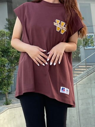 ブラック系のデニムパンツ、ブラック系のサンダル、ブラウン系のTシャツ/カットソーを着用したレディースの夏コーディネートの4枚目の写真