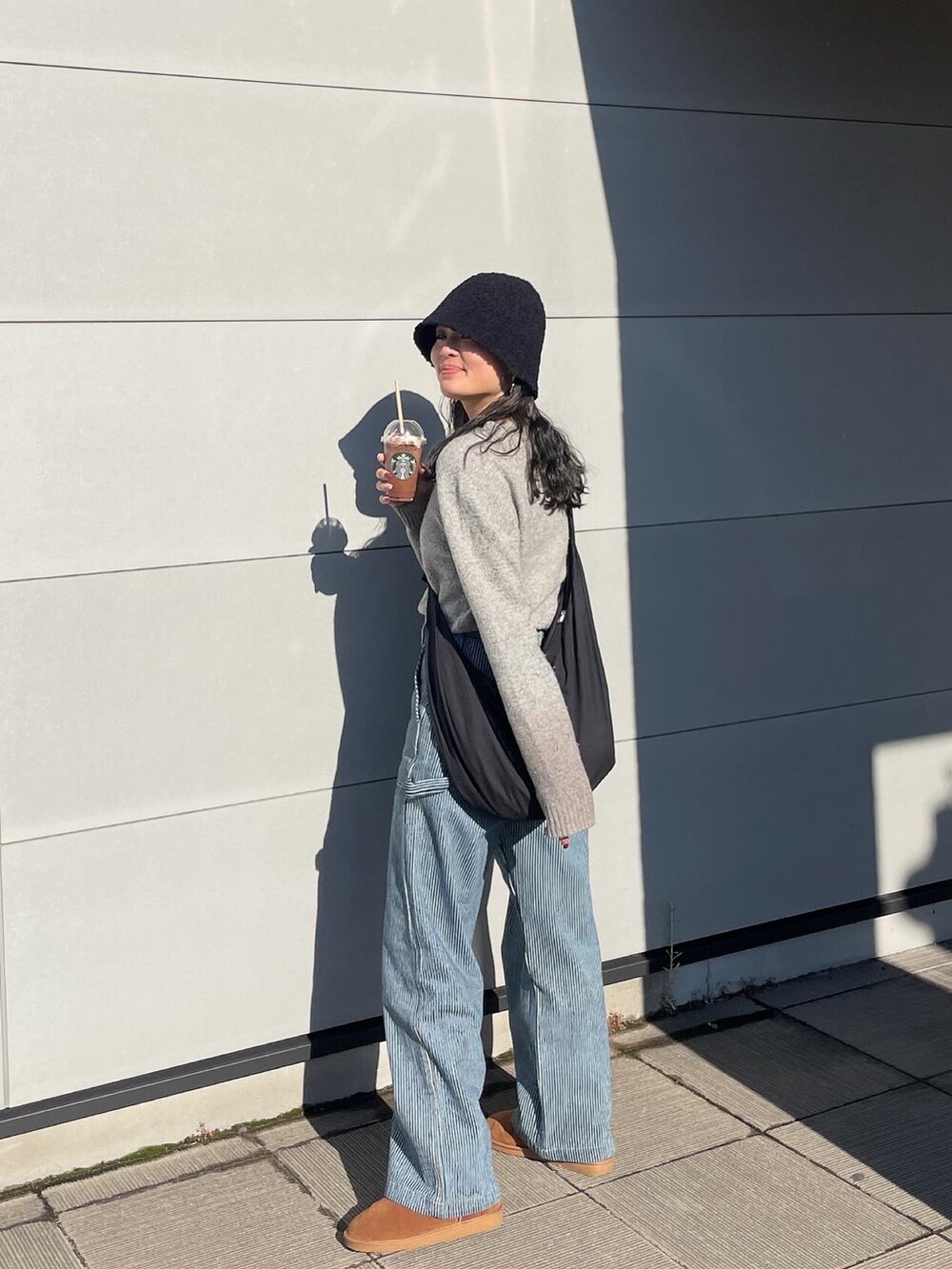 その他のデニムパンツ、ブラック系のショルダーバッグ、シルバー系のネックレスを着用したレディースの冬コーディネートの3枚目の写真