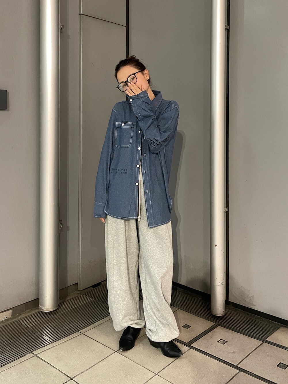 ブルー系のシャツ/ブラウス、グレー系のスウェットパンツを着用したレディースの春コーディネートの2枚目の写真