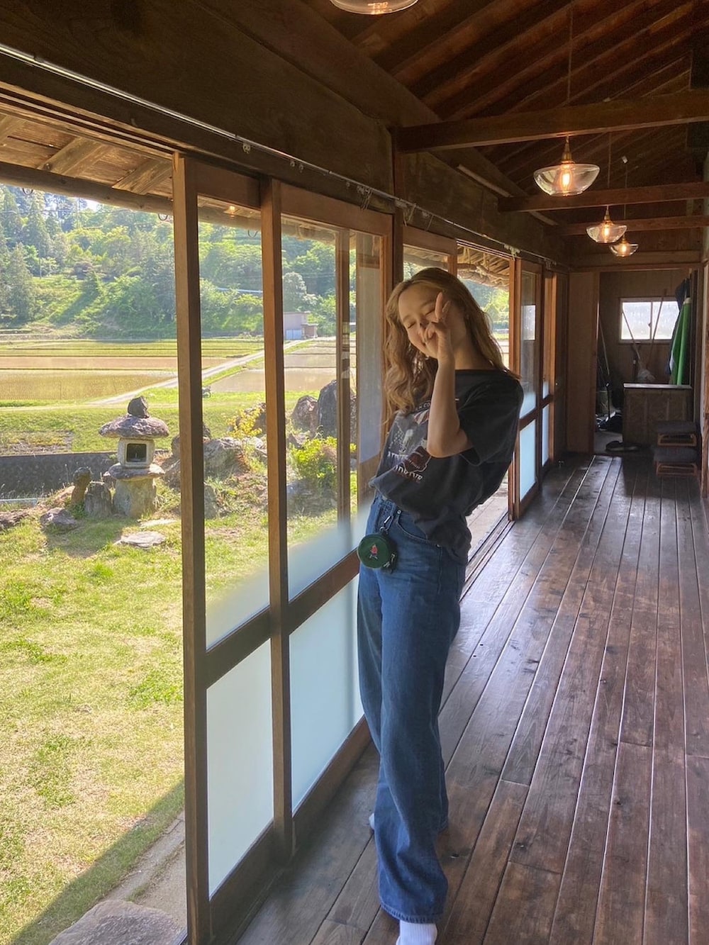 グレー系のTシャツ/カットソー、ブルー系のデニムパンツを着用したレディースの春コーディネートの2枚目の写真